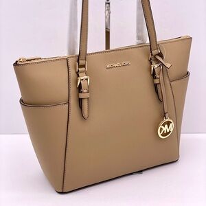 MICHAEL KORS CHARLOTTE
LARGE TOP ZIP TOTE SHOULDER BAG CAMEL COLOR